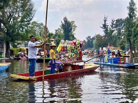  Xochimilco: A Floating Garden - Exploring Architectural Heritage and Social Transformation